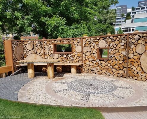 Beispiel: Ein natürlicher Gartensichtschutz aus Holz