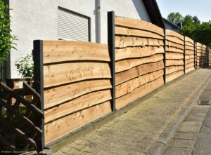 Natürlicher Gartensichtschutz aus einem Holzplanken-Zaun