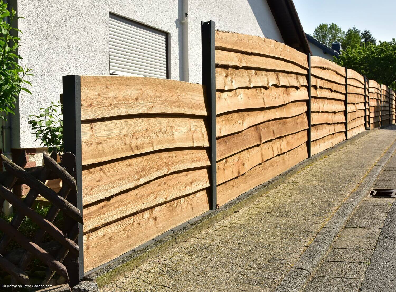 Natürlicher Gartensichtschutz aus einem Holzplanken-Zaun