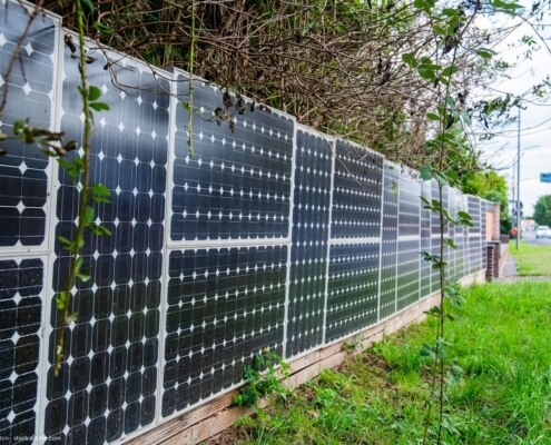 Praktischer Gartensichtschutz: Nicht schön aber nützlich: Solarpanele