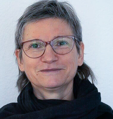 Tabea Räber, Orthografie-und-Grammatik-Prüferin (Text-Unkraut-Entfernerin), gerne Köchin und Geniesserin, Hobbygärtnerin, ruhender Pol.